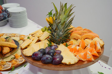 A bowl filled with different fruit 