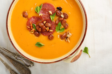 Hot pumpkin soup with beans
