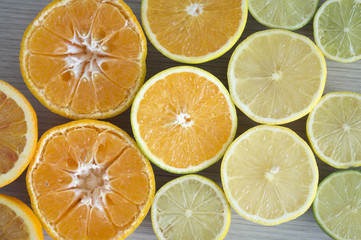 Obraz premium Citric fruit halves over wood