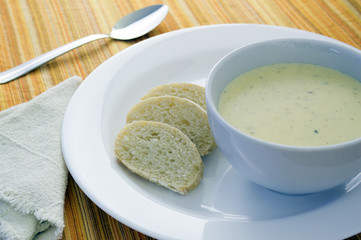 Cheese soup and bread slices