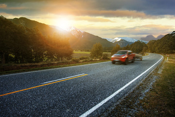 Leichter LKW vorbei an der Autobahn des aufstrebenden Nationalparks beliebtestes Reiseziel an der Westküste im Süden Neuseelands