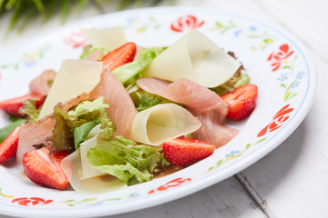 salad with strawberries