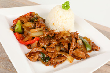 asiatisches Rindfleisch mit Zwiebeln