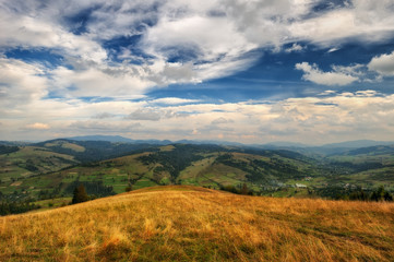 Fototapeta na wymiar autumn morning. a picturesque sky in the autumn Carpathian mountains