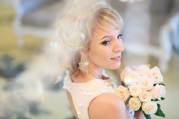 Naklejka premium beautiful blonde bride with a bouquet of white roses
