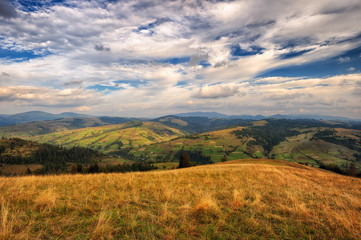 Fototapeta na wymiar autumn morning. a picturesque sky in the autumn Carpathian mountains