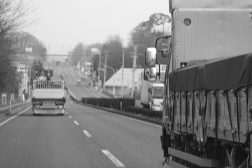 道路を走るトラック