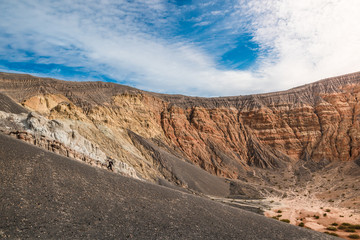 randonneur dans le cratère d'un volcan