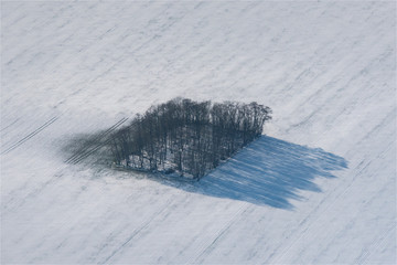 vue aérienne de champs sous la neige près de Lierville dans le département de l''Oise en France