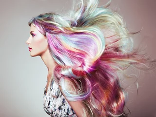 Foto auf Glas Schönheits-Mode-Modell Mädchen mit dem bunten gefärbten Haar. Mädchen mit perfektem Make-up und Frisur. Modell mit perfektem gesundem gefärbtem Haar. Regenbogen-Frisuren © Oleg Gekman