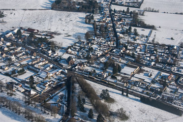 Vue aérienne du village de La Houssaye sous la neige dans l'Oise en France