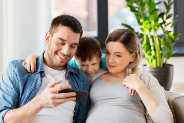 Fototapeta premium happy family with smartphone at home