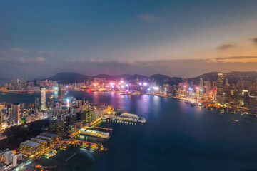 Fototapeta premium Hong Kong cityscape in the evening over Victoria Harbour