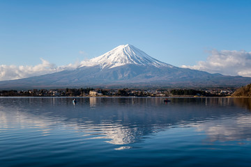 Mount Fuji bij Lake Kawaguchiko met zonsopgang in de ochtend