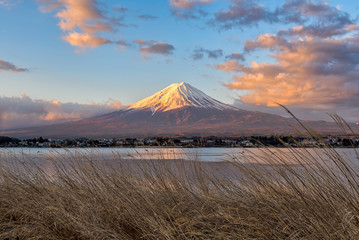 Mount fuji at Lake kawaguchiko with sunrise in the morning - obrazy, fototapety, plakaty