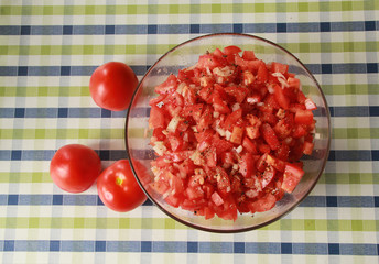 Tomatensalat mit tomaten auf grün blau weiß Wachstuch