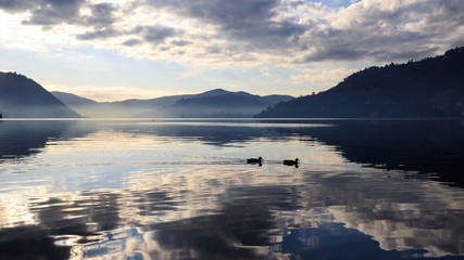 riflessi sul lago di Como