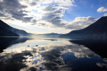 riflessi sul lago di Como