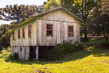 Casa velha de madeira abandonada
