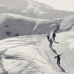 Verduisterende gordijnen Wintersport Skiers and snowboarders on snow road at sun winter morning  © BSANI
