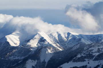 Fototapeta premium Widok na stok poza trasą z lasem i górami słonecznymi
