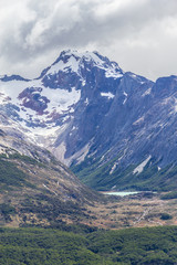 Laguna esmeralda between mountains