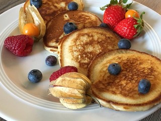 Pancakes mit frischen Beeren garniert