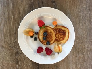 Pancakes mit frischen Beeren garniert