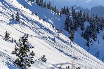 Skifahrer fährt im Gelände im Tiefschnee