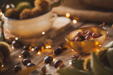 bodegon frutos secos, castañas y nueces sobre madera