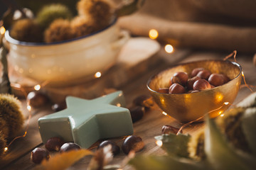 estrella con frutos secos y fondo de madera