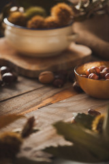 bodegon con frutos secos y fondo de madera
