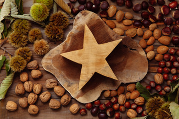 composición de frutos secos sobre fondo de madera