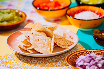 comida tradicional mexicana nachos con guacamole