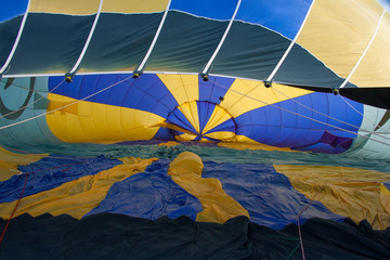 Blick in die Hülle eines Heißluftballons