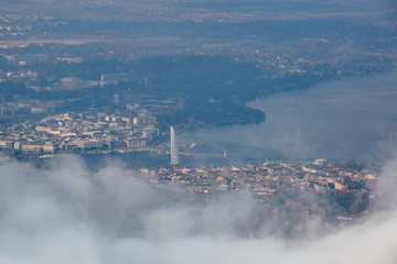 Obraz premium Aeria view of the city of Geneva on a foggy winter day.