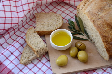 Ekmek, zeytin, zeytinyağı