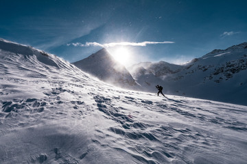 Skitour mit Sonne und Wechten in Winterlandschaft