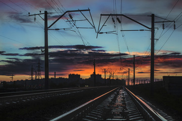 Fototapeta na wymiar Rail rails leaving for the city sunset
