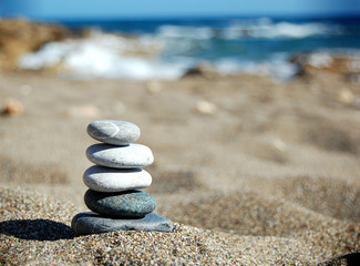 Fototapeta premium Równowaga kamieni na plaży, słoneczny dzień