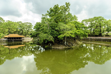 Obraz premium sight of the pond of the gardens of the complex of the mausoleum of the emperor Tu Duc in Hue, Vietnam.