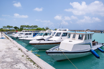 Obraz premium Speedboats at island wharf