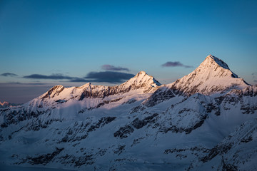 Gipfel leuchten im Winter