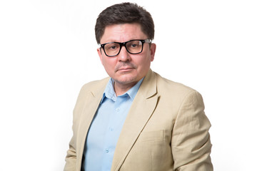 Portrait of an adult man with glasses.