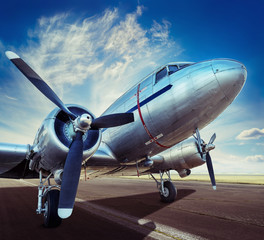 Obraz premium historyczny samolot na pasie startowym