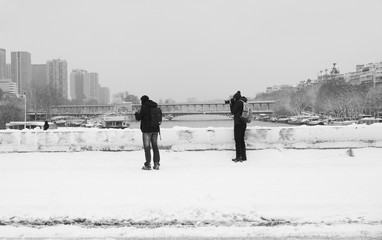 Photographers from the Trocadero Bridge under snow
