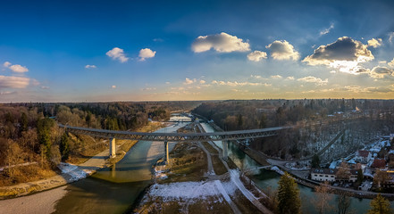 Die Großhesseloher Brücke über der Isar im Süden von München an einem schönen Wintertag