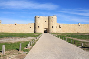 Fototapeta na wymiar Remparts d'Aigues mortes, terre de Camargue, ville médiévale et d'histoire, Le Gard, France 