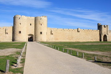 Fototapeta na wymiar Remparts d'Aigues mortes, terre de Camargue, ville médiévale et d'histoire, Le Gard, France 