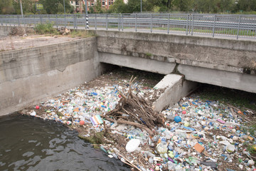 rifiuti di plastica in un canale